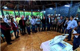 Entrega de semillas de maiz a productores en el marco de la campaña Avatiky