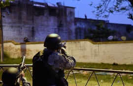 Agentes uniformados fuera de la Penitenciaría de Tacumbú, en Asunción, el martes por la tarde.