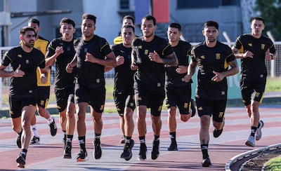 Los integrantes del plantel de Guaraní realizan trabajos físicos en la pista de atletismo del COP.