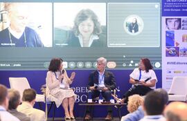 El director editorial de América de la Agencia EFE, Manuel Fuentes (c); la presidenta de Prensamedia, Asela Pintado (i) y la directora del diario La Prensa, Rita Vásquez, participan en la charla ´La Inteligencia Artificial y el derecho a la información: los riesgos para la libertad de prensa durante el VIII Congreso Internacional de Editores de Medios Europa-América Latina y Caribe.