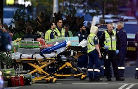 Al menos cinco personas murieron apuñaladas este sábado en un centro comercial de Sídney en un ataque en el que varias personas más resultaron heridas y cuyo presunto autor fue abatido a tiros por la Policía australiana, informaron fuentes oficiales y medios locales.