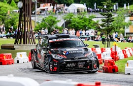 Andrea Lafarja y Andrés Blanco (Toyota GR Yaris Rally2) en el inicio del Rally de Japón sobre la siempre exigente superficie de asfalto.