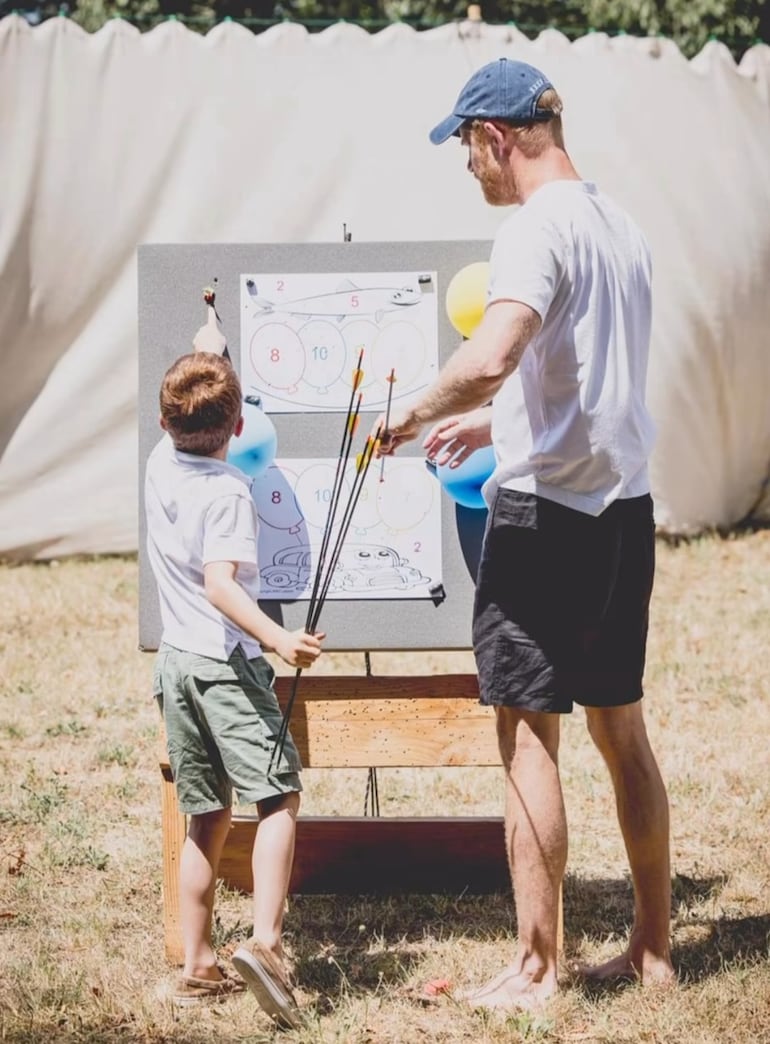 Harry de Inglaterra jugando con su primogénito Archie. (Instagram/Meghan Markle)