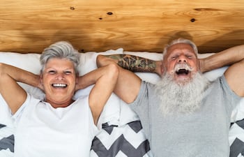 Pareja de adultos mayores.