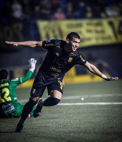 Iván Emanuel Ramírez Ferreira (21 años) sale a festejar su segundo gol y el tercero de Guaraní anoche en Campo Grande.