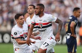 André Silva (c), jugador de São Paulo, celebra un gol en el partido frente a Alianza Lima por la cuarta fecha del Grupo D de la Copa Libertadores 2025 en el estadio Alejandro Villanueva, en Lima, Perú.