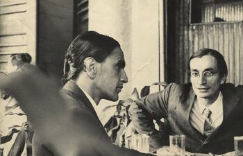 Caetano Veloso y Antonio Cicero en el filme "Tabu", de Júlio Bressane. Foto de Marta Braga