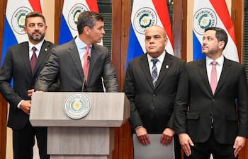 El vicepresidente Pedro Alliana; el presidente y vocero, Santiago Peña; el presidente del Congreso, Basilio "Bachi" Núñez; el titular de Diputado, Raúl Latorre y el contralor Camilo Benítez.