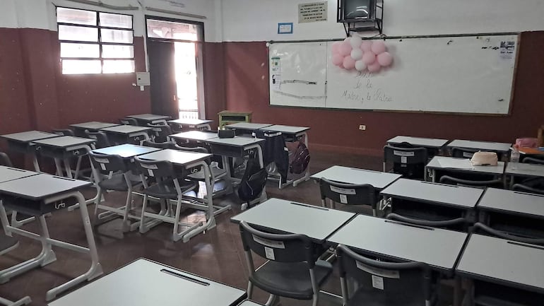 Aula vacía en el Colegio Nacional Pablo L. Ávila (imagen de archivo).