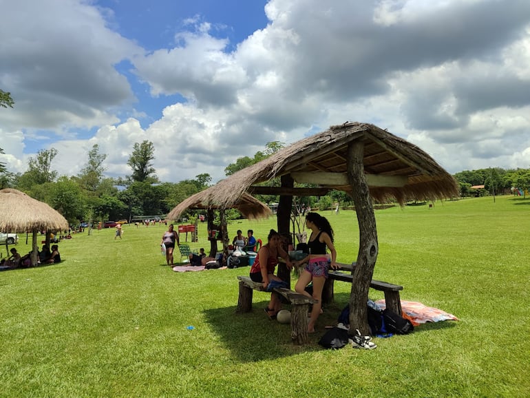 Familias reciben el año nuevo en el arroyo Ytú