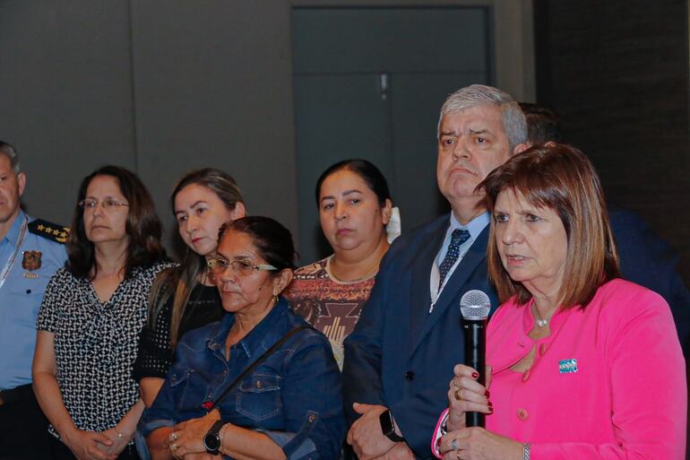 Ministra de Seguridad Argentina Patricia Bullrich en conferencia de prensa en Paraguay con familiares de víctimas del EPP.