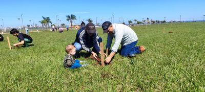 Voluntarios de todas las edades se sumaron a la campaña de arborización "UNAE verde", en Encarnación.