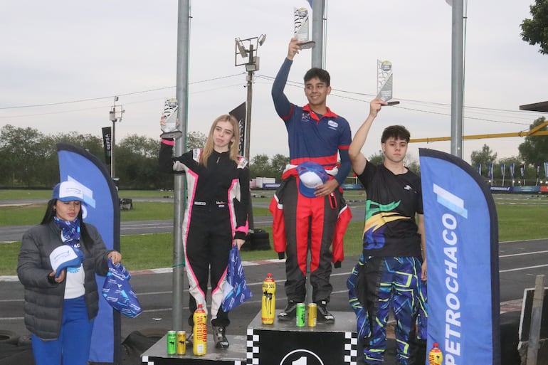 Así estuvo compuesto el 1-2-3 de la categoria F4, cuyos integrantes levantan en alto sus respectivos trofeos.