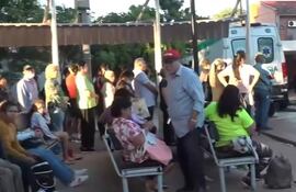 Pacientes forman una larga fila a la espera de recibir turnos para ser atendidos.