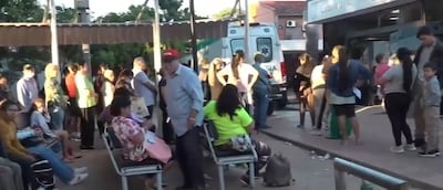 Pacientes forman una larga fila a la espera de recibir turnos para ser atendidos.
