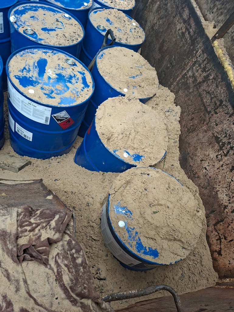 Los tambores de acetato de etilo debían ser cubiertos con arena para ser llevados a Bolivia.