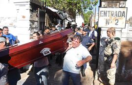 El féretro de Osvaldo Villalba saliendo del cementerio de la Recoleta rumbo al Buen Pastor.