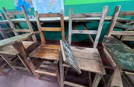 Pupitres rotos y viejos abundan en escuelas de Itakyry. Gentileza/Radio El Mensú.