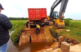Colapsa puente de hormigón armado y camión cargado con arena quedó atascado.