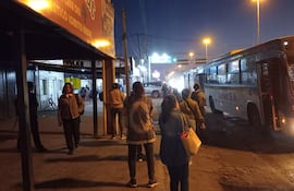 Continúan las reguladas de ómnibus. Parada sobre la ruta Transchaco