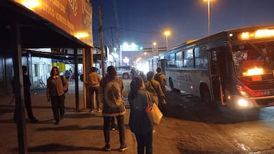 Continúan las reguladas de ómnibus. Parada sobre la ruta Transchaco