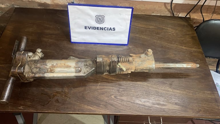 El martillo hidráulico robado fue recuperado por la Policía.