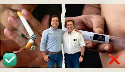 Horacio Cartes en camisa azul y un hombre en camiseta blanca sonríen, con una mano sosteniendo un cigarrillo encendido.