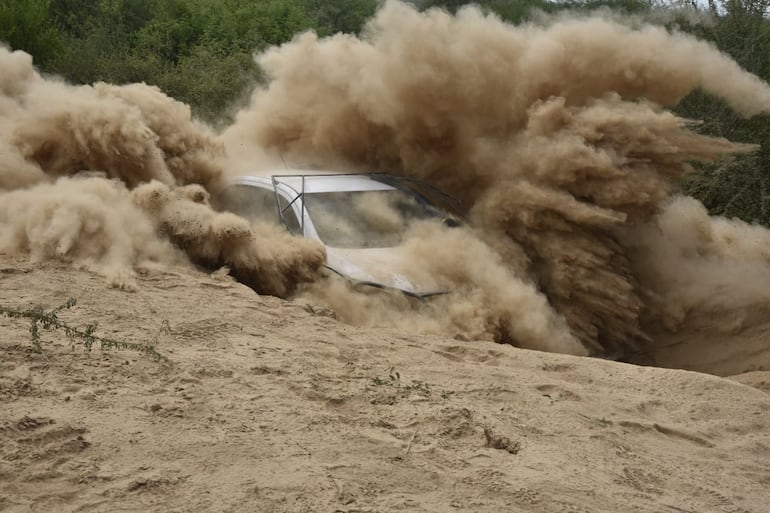El auto de recorrida de Sebastián Martínez y Alejandro Álvarez, piloto y copiloto del ARD Competición, trancados en una subida del tramo de la Picada Histórica del Rally del Chaco 2026.