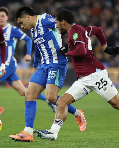 El paraguayo del Brighton & Hove Albion, Diego Gómez en acción ante la presencia del zaguero francés Jean-Clair Todibo.