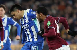 El paraguayo del Brighton & Hove Albion, Diego Gómez en acción ante la presencia del zaguero francés Jean-Clair Todibo.