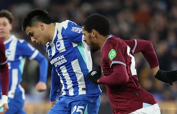El paraguayo del Brighton & Hove Albion, Diego Gómez en acción ante la presencia del zaguero francés Jean-Clair Todibo.