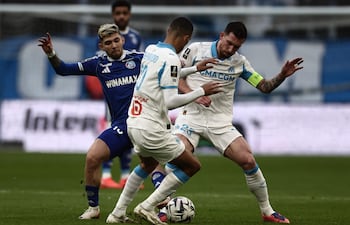 El delantero inglés del Marsella, Mason Greenwood, y el centrocampista danés del Marsella, Pierre-Emile Hojbjerg, luchan por el balón con el delantero paraguayo del Estrasburgo, Julio Enciso, durante el partido de fútbol de la Ligue 1 francesa entre el Olympique de Marsella y el Estrasburgo en el Stade Vélodrome de Marsella.