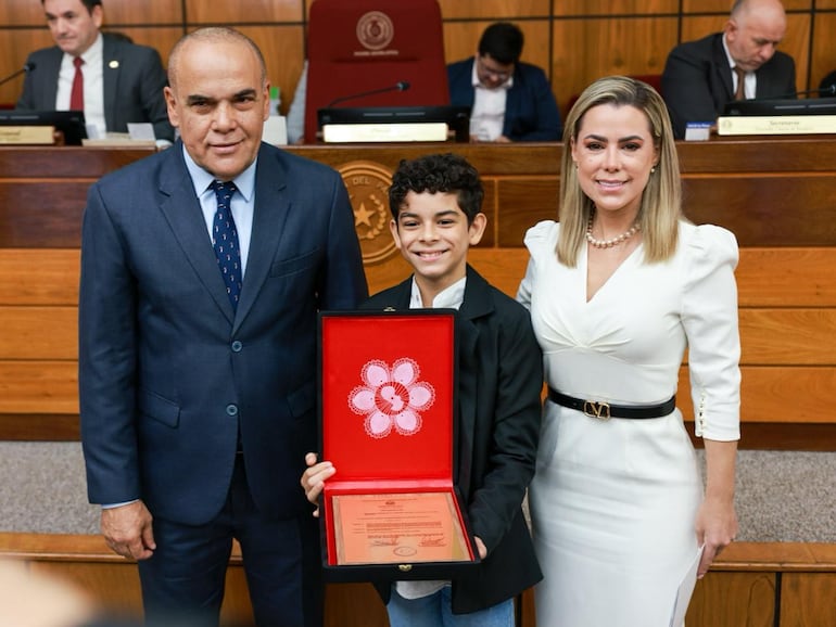 Días pasados, Fausto recibió un reconocimiento por parte de la Cámara de Senadores. Aquí aparece junto a los senadores Basilio "Bachi" Núñez y Lizarella Valiente, quienes le entregaron la placa de reconocimiento.