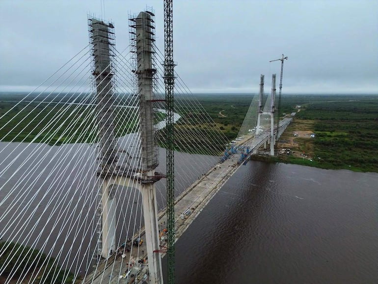 Puente de la Ruta Bioceánica, que une Carmelo Peralta con Puerto Murtiño, una obra clave para fortalecer la integración regional y el comercio.