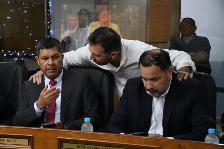 Concejales cartistas, Javier Pintos, César "Ceres" Escobar y René Calonga, conversan durante la sesión.