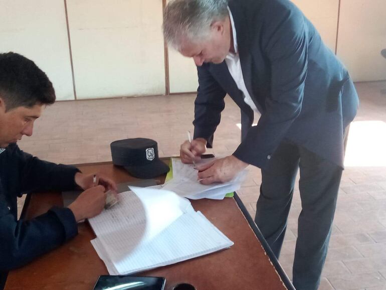 El abogado Miguel Cabrera firma y sella con mesa de entrada la denuncia presentada en la unidad N°2 del Ministerio Público, a cargo del fiscal Eustacio Hermosilla.