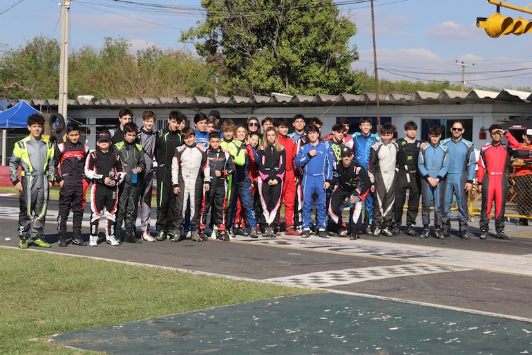 Los del turno tarde. Pilotos de las categorías F4, Rotax Junior Max y Rotax Senior Max.