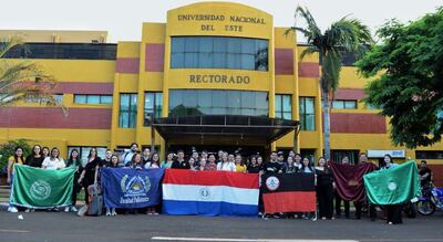 Grupo de alumnos que representó a la UNE en un concurso de investigaciones, frente al Rectorado de la institución.