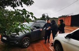 El abogado Carlos Duarte, dialogando con los intervinientes enfrente de su vivienda, ubicada en Luque.