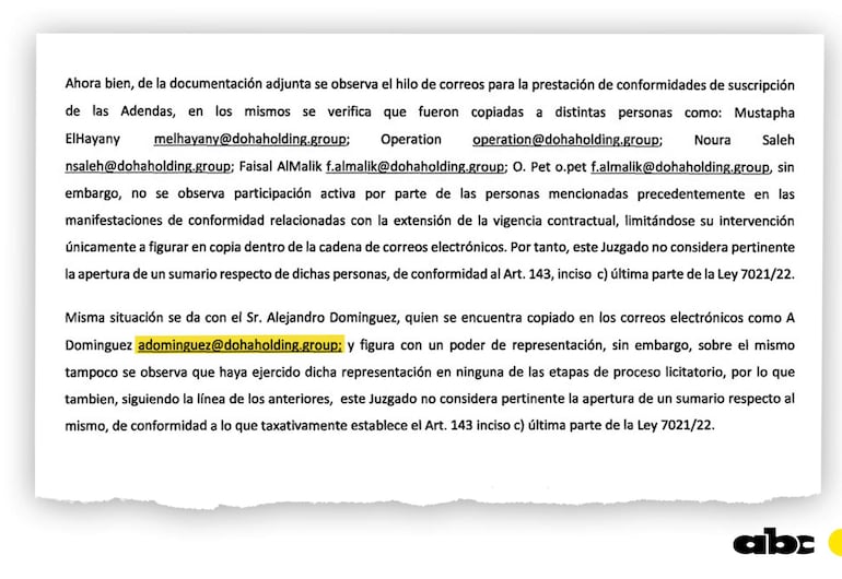 Documento con texto sobre correos relacionados al caso catarí, sin figuras visibles y ambiente administrativo.