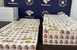 Cajas organizadas sobre una mesa, con etiquetas que mencionan tirzepatida y logo de Receita Federal en el fondo.