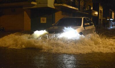 Una intensa lluvia inundó una calle.