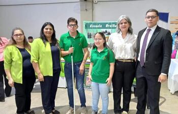 La Prof. Alberta Medina, Lic. Olga Maciel, Oliver Acosta (estudiante), Sandra Orrego (estudiante), la Magister Isis Casamayouret y el Lic. Enrique Monges Cuevas.
