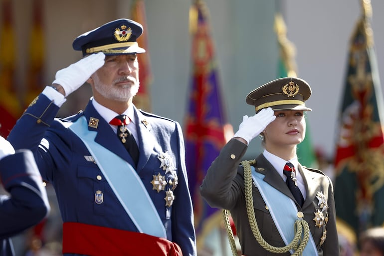 La princesa Leonor y el rey Felipe VI realizaron una ofrenda floral durante el tradicional desfile militar por las calles del centro de Madrid este lunes Día de la Fiesta Nacional. (EFE/Daniel González)
