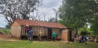 Un grupo de colonos de Potrerito, distrito de Capiibary, trabajan en la reparación del puesto de salud de la comunidad, 
