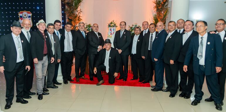 El evento contó con la presencia de los siguientes compañeros de izquierda a derecha : Vázquez Astorga Eugenio, Quiñones Franco José Darío, Mendoza Ríos Juan Eduardo, Cantero Alarcon Juan Víctor, Torres  Aceval Benito Alejandro, Ruíz Díaz Oscar Vidal, Ibarra González Julio César, Aquino Addor Jaime Aldo, Llano Rodríguez Martín Nelson, Rojas Sosa Francisco, Villalba Cabañas Pedro , Liuzzi Sandoval Arnaldo Leoncio, Alonso Montiel Walberto, Acosta Ojeda Marcos Antonio, Sánchez Cabañas Arsenio Dionisio, Zaracho  Báez Gustavo Osvaldo, Deggeller Torres Alfredo Augusto, Malfitano Araujo Alberto Luciano, Meza Arévalo Cecilio Manuel.