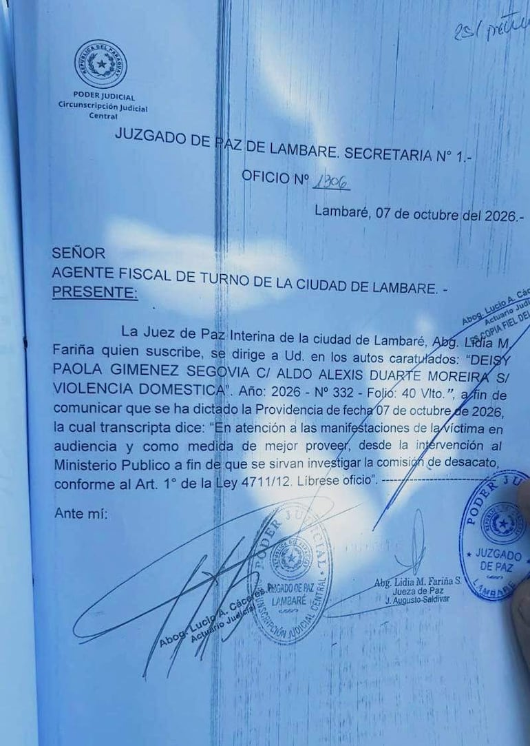 Documento oficial del Juzgado de Paz de Lambaré, con sello y firma, sobre caso de violencia doméstica.