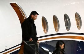 Lionel Messi acompañado de su esposa Antonela Roccuzzo llega a Rosario para el funeral de su padre.