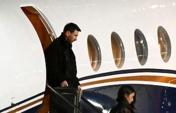 Lionel Messi acompañado de su esposa Antonela Roccuzzo llega a Rosario para el funeral de su padre.