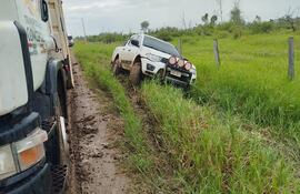 Los conductores pasan odiseas por los caminos del Alto Paraguay, apenas se registran pequeños aguaceros. La imagen corresponde al día martes.